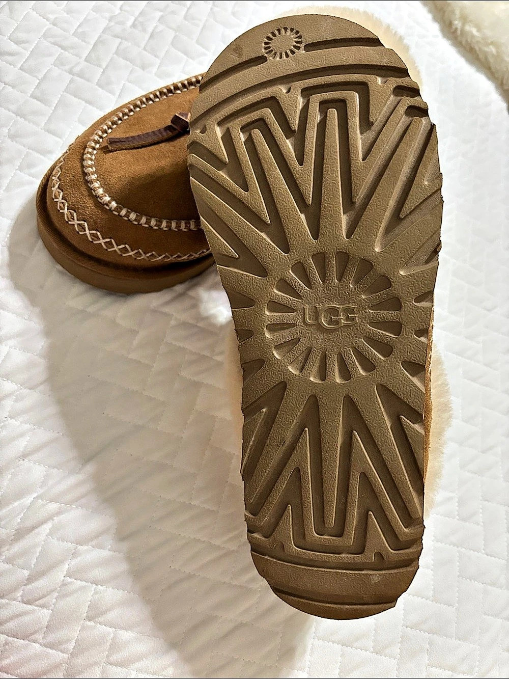 Like New Women’s UGG Lizzy Moccasin/Slipper In Chestnut/Brown - Picture 3 of 6